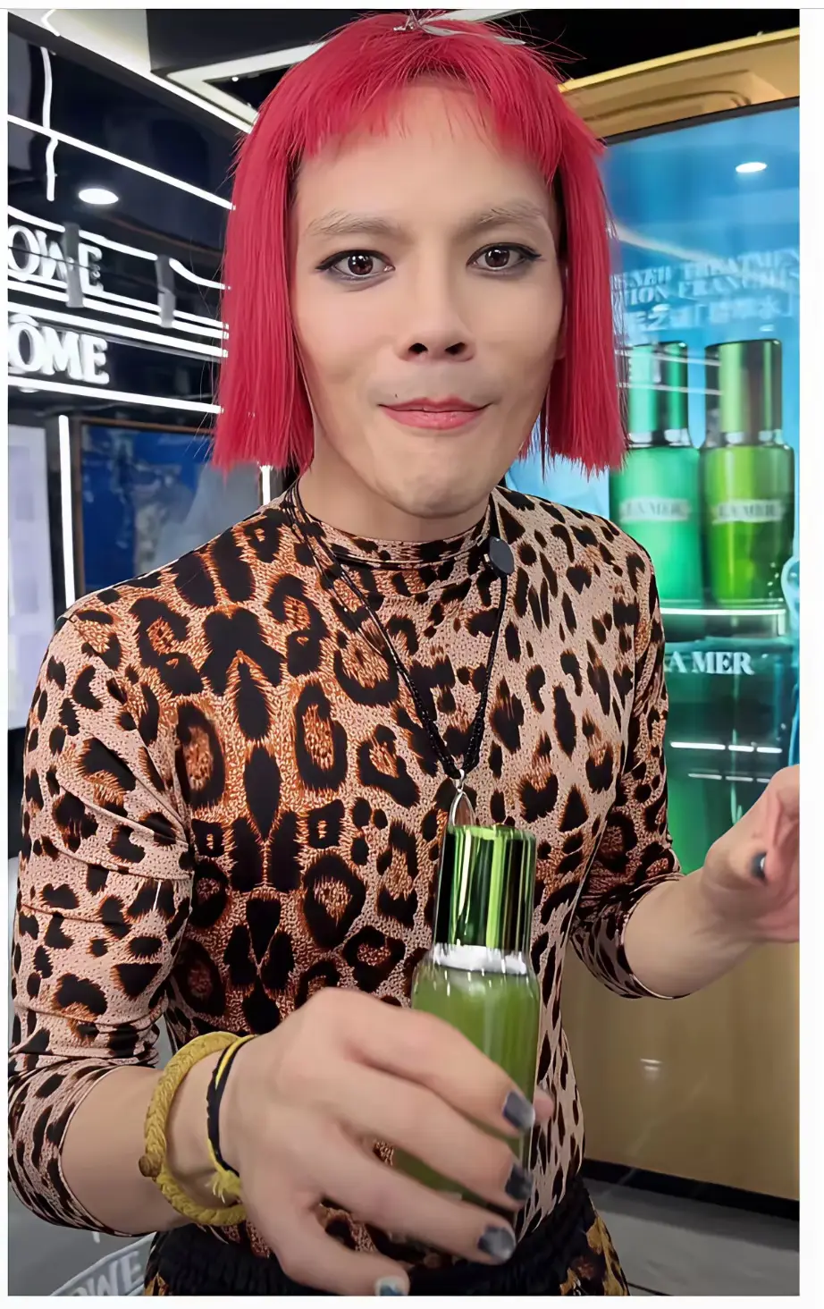 向佐，这发型，这衣服，真的像他爸爸说的，找到了自己正确的赛道。