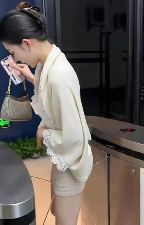 这也太瘦了，门禁成了摆设