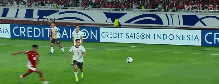 国足又出离谱失误！
白送印尼一个点球！
简直让人无语！面对印尼队毫无威胁的前锋，