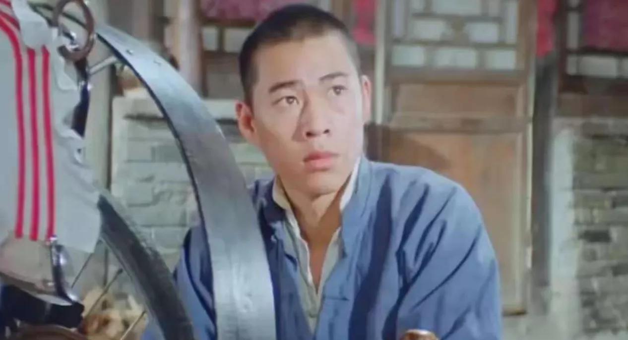 老舍先生说：“祥子永远没明白，他之所以被困在底层，并不是因为他不够努力、不够吃苦