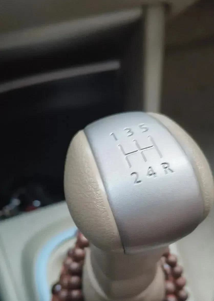 我开了五年手动挡，最近看到有人说降档补油能更快超车，实在不能理解。

教练明