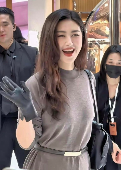 朱珠真的很漂亮唉，这个笑容厉害了 ​​​