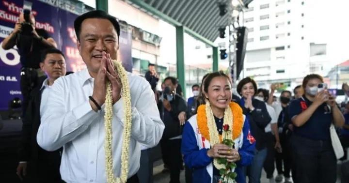 据《曼谷邮报》报道：佩通坦与洪森的通话内容泄露后，泰国第二大党自豪党，于6月18