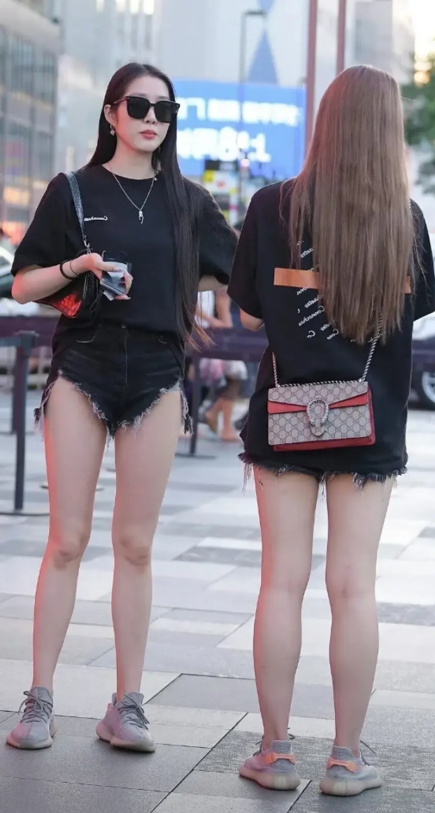 用热裤炸街的好闺蜜
