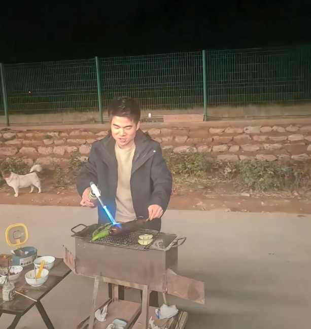 彪哥这一天天过的是真充实，白天飙越野车，跟张扬访谈，晚上还得再来个烧烤DIY，这