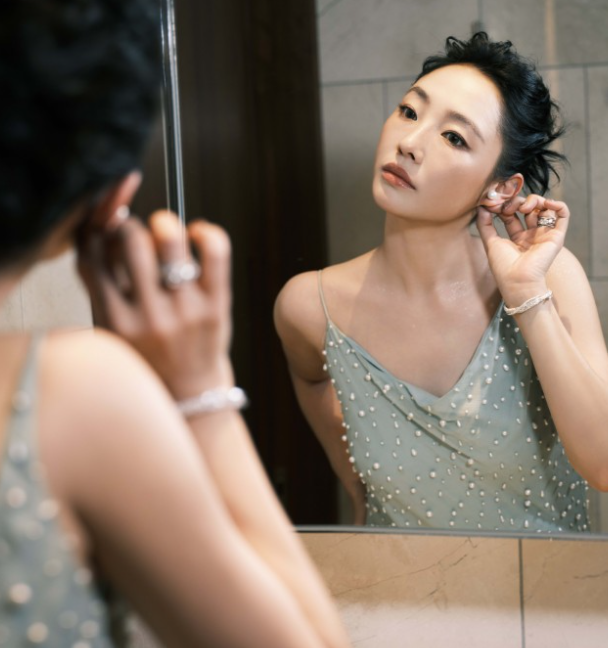 白百合发文祝福儿子18岁
并且间接的夸赞儿子长大了，可以当自己的紧急联系人，可以