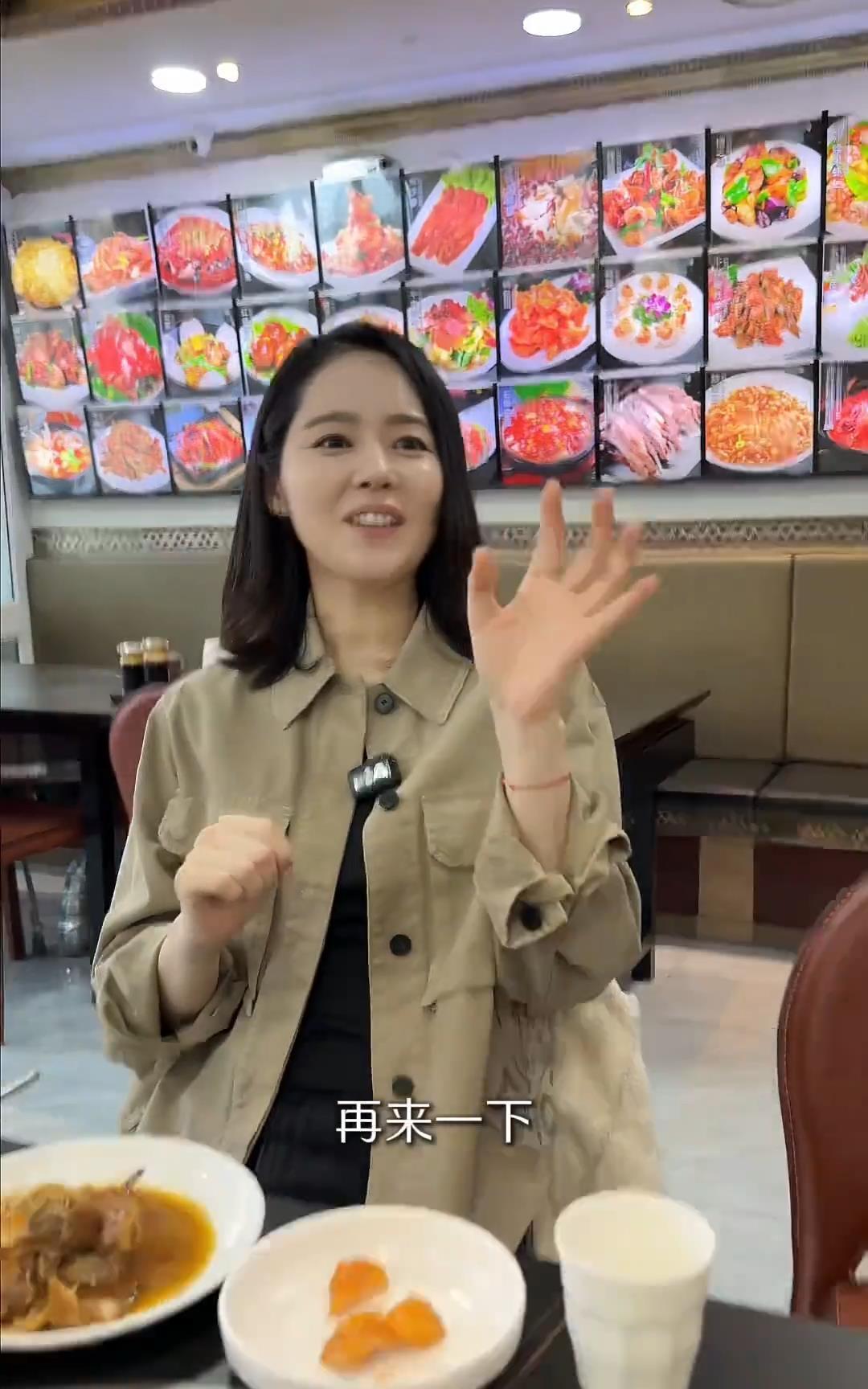 估计用不了多久，韩佳人说中文就得一股东北味儿了！
韩佳人在韩国吃正宗的东北菜了，