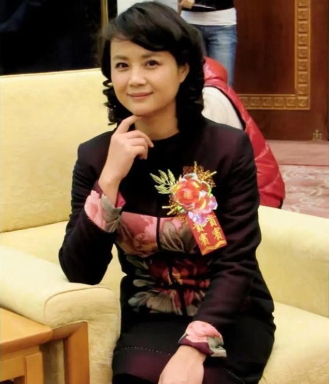 不愧是九十年代的古装第一美人，就算是坐着也是那么的美。她跟许晴有一点比较像，那就