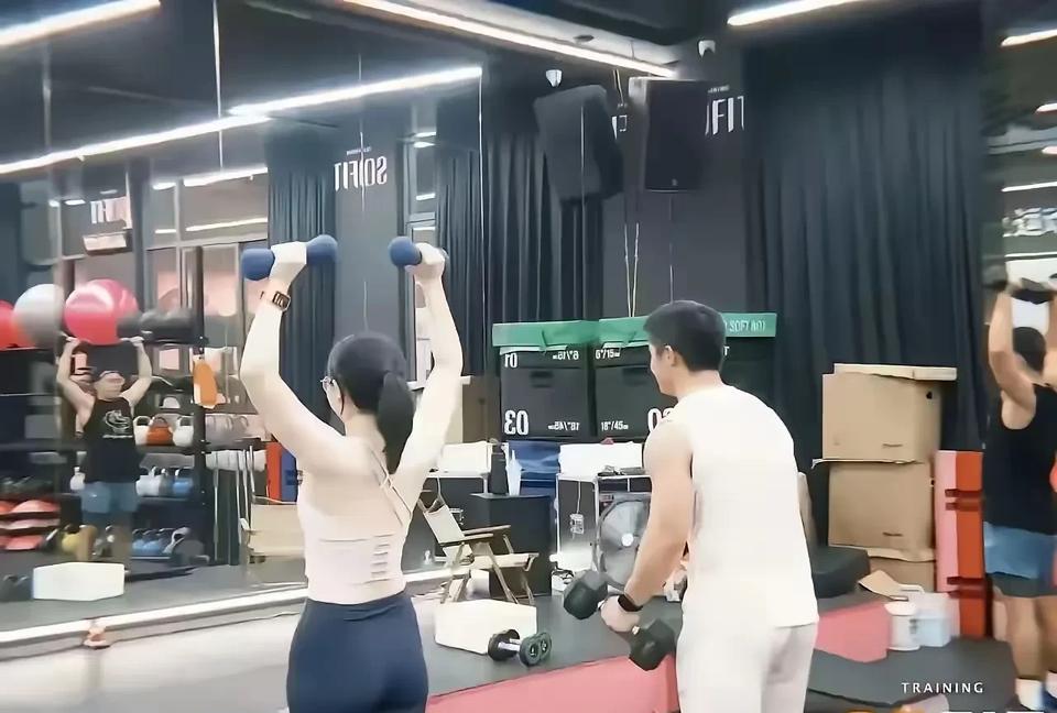 梁子莹出轨事儿
健身偷腥一时爽，
天天溅身麻烦长。
工行有个梁子莹，
出轨教练瞎