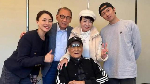 88岁谢贤生活近况，网友爆四名工人24小时看护，与狄波拉区别太大