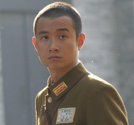 2009年，电视剧《雪豹》正准备开拍，导演原本想让文章出演男主角周卫国。但当时的
