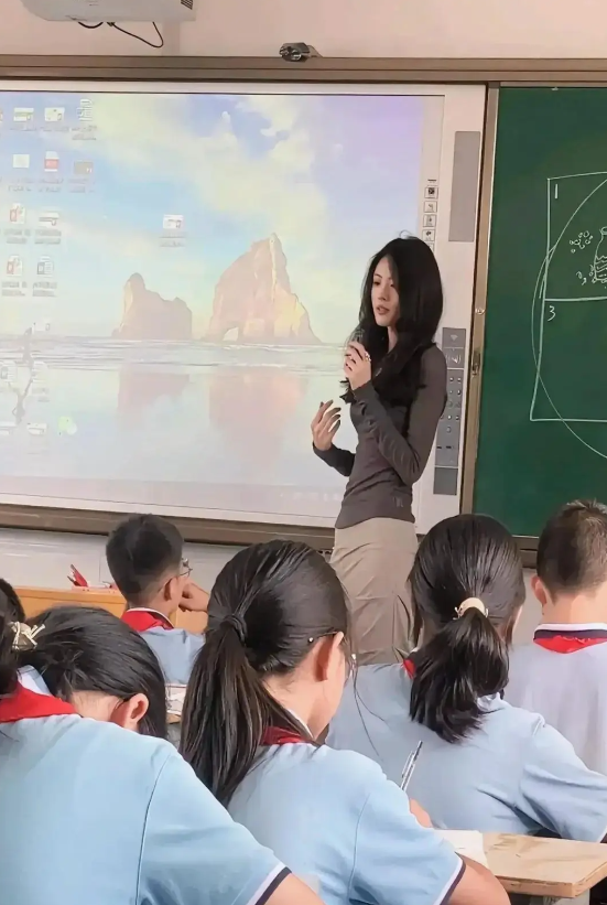给老师做一套上课穿的衣服。