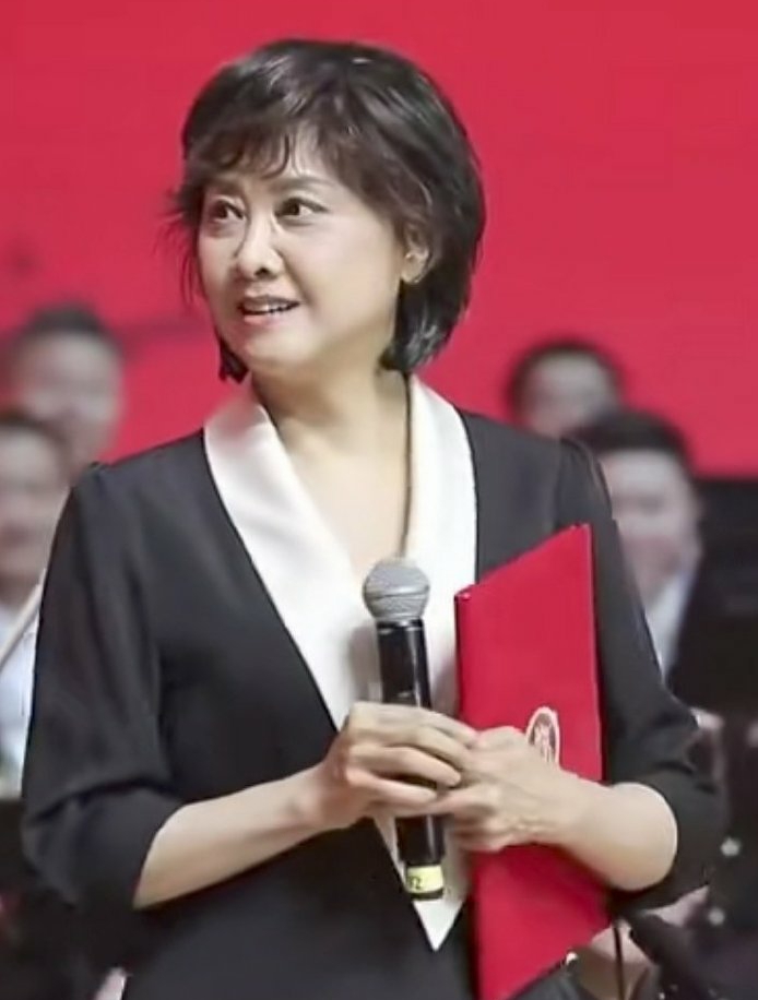 见到“御弟哥哥”的那一刻，女王陛下有点失神 ​