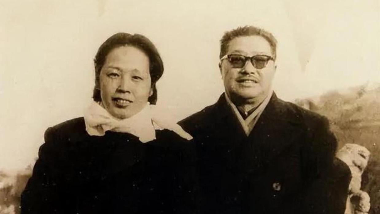 周总理问贺龙夫人：中央决定把贺龙的元帅军衔撤下，你同意吗？