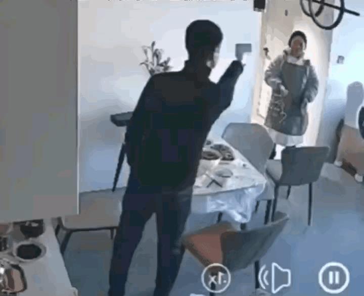 远嫁的女子知道多年没见的父母要来看自己，于是高高兴兴的多做了几个父母爱吃的菜。没