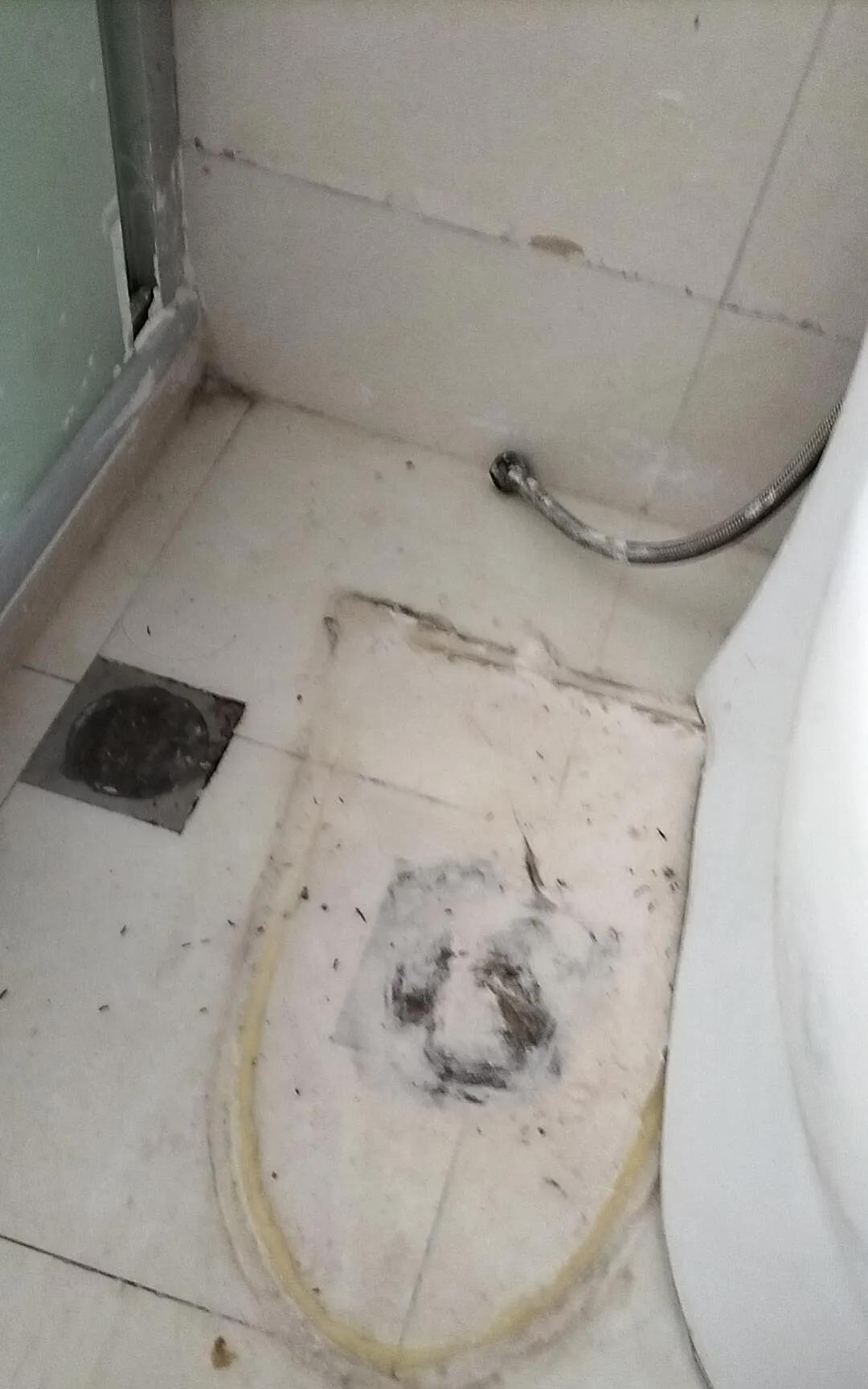 买的二手房，要换马桶了才发现原房东把下水道用水泥堵死了，唉！不知道咋办呢，

