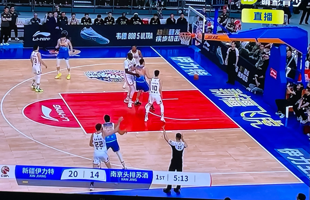 新疆与南京附加赛
  第一次进季后赛的南京队显然吧季后赛想的简单了、第一节出现太