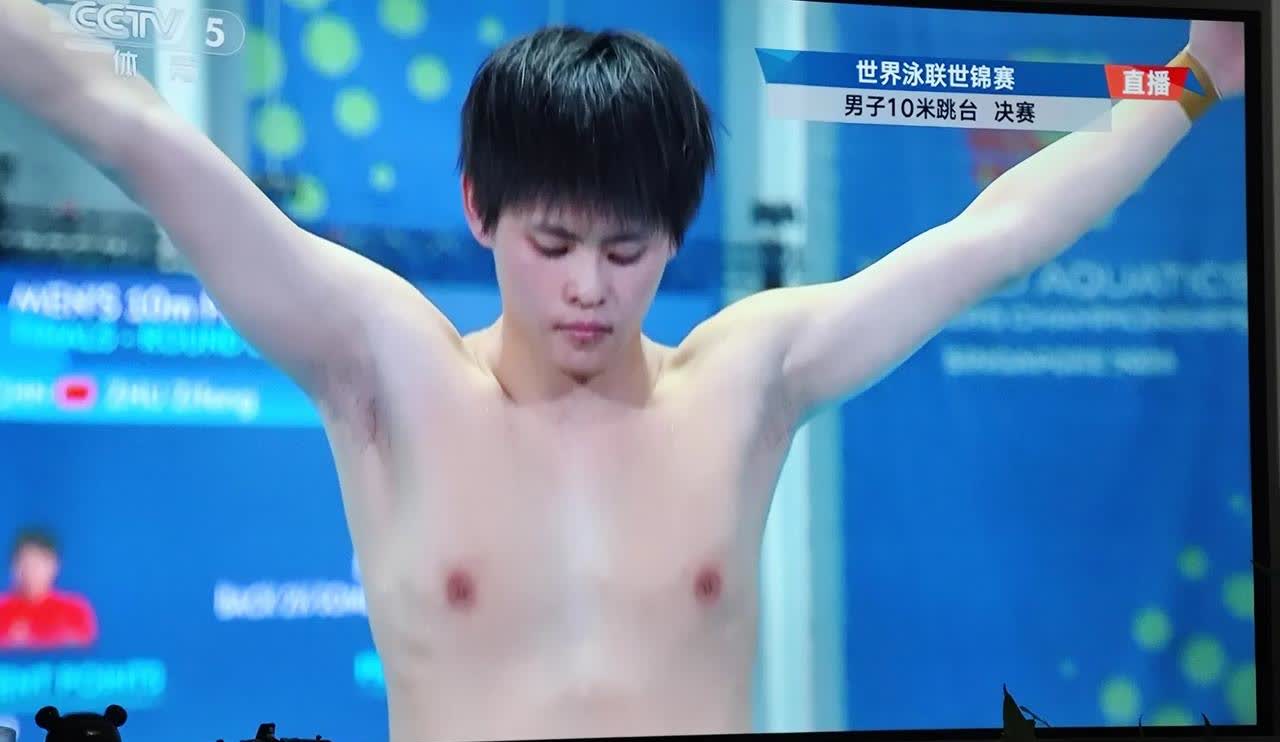 保守让中国男子跳水10m台颗粒无收，仅获四五名。大家会想念田亮吗？

中国男