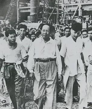 1958年9月15日，毛泽东主席第二次视察大冶钢厂。早在1953年2月，毛主席曾
