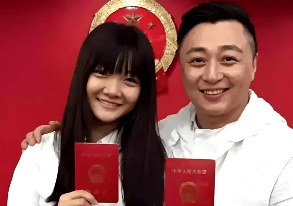 原来董可飞和他妻子因戏生情，已经恩爱10年了，真是让人意外！董可飞女儿也是小戏骨