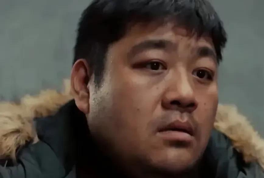 《以法之名》为了2万块，烧尸工雷广发，把自己也变成了尸体。
烧了一辈子别人的尸体