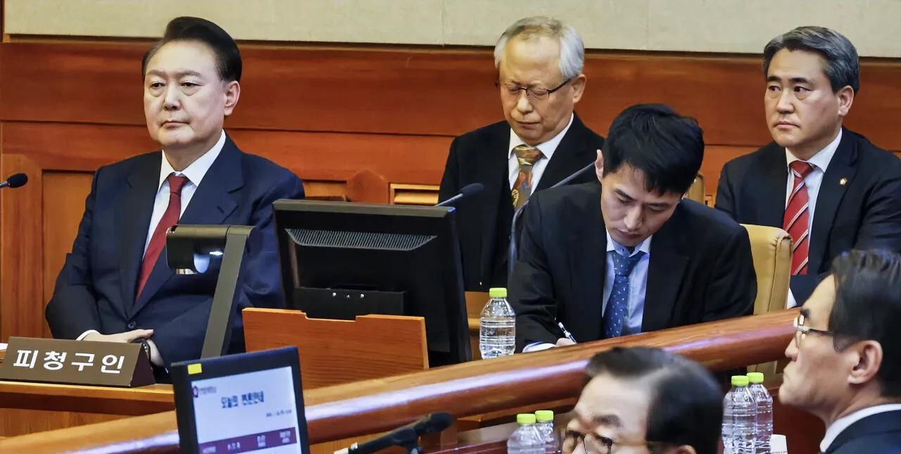 尹锡悦稳了！总理无罪
这下尹锡悦真的是稳了，因为宪法法院驳回了对总理韩德洙弹劾，