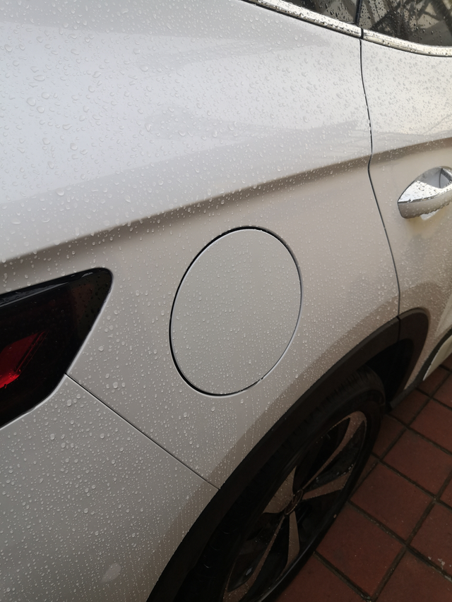 雨中充电是安全的
提车半月了，前两天晚上露天充电，半夜里下大雨，醒来时已经下了很