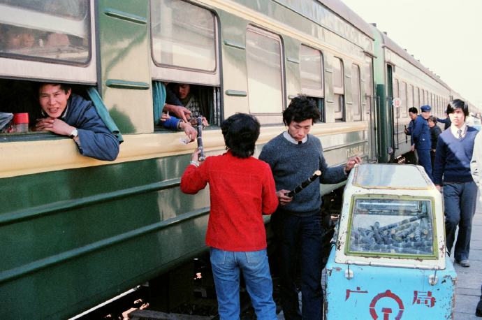  1986年，广州铁路局站台上卖甘蔗。 