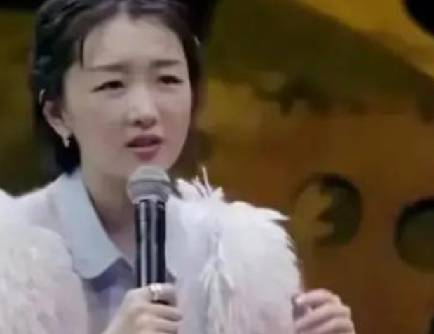 有一次，周冬雨在节目里笑嘻嘻地说：“我爷爷80多岁的时候去世了，我特别高兴，他终