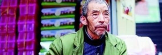 1992年，武汉街头的煎饼摊主捡到2个女婴,他终生未娶，二十年后，女儿们成了博士