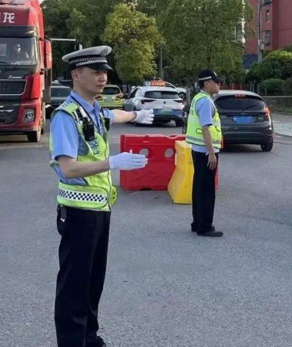 最新消息，蒋交警不幸去世。被拖行600米昏迷12天之后最终还是没能扛过来。
目前