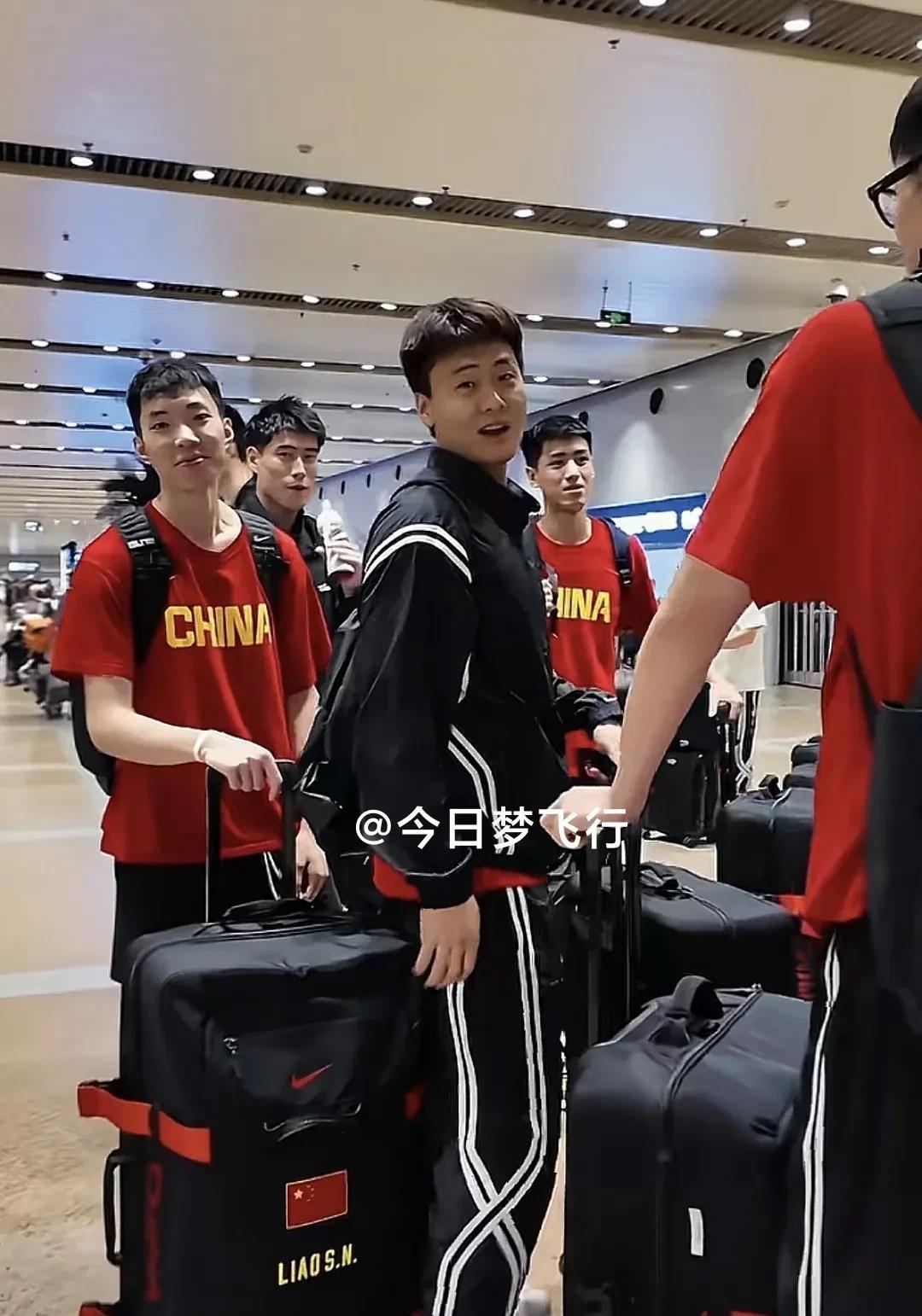 中国男篮将在北京休整两天，然后前往杭州、南京打热身赛备战亚洲杯！
经过10个小时