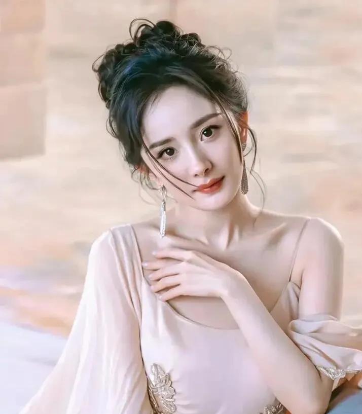 杨幂2025年杀疯了！从顶流女神到“妈幂”，她的每一步都在改写娱乐圈规则！
5月