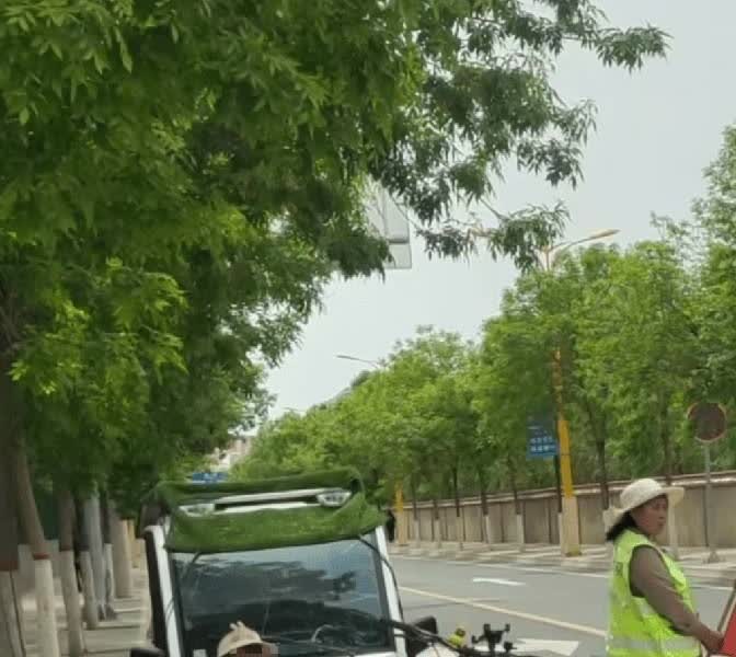 甘肃通渭这事儿真让人看不懂！有家长路过学校的时候，看到几个小不点儿在马路上拦车，