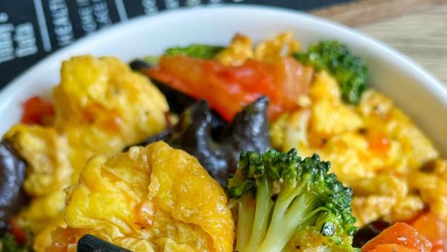 西红柿木耳西兰花炒鸡蛋：一盘红绿金黄，营养满分又超下饭！