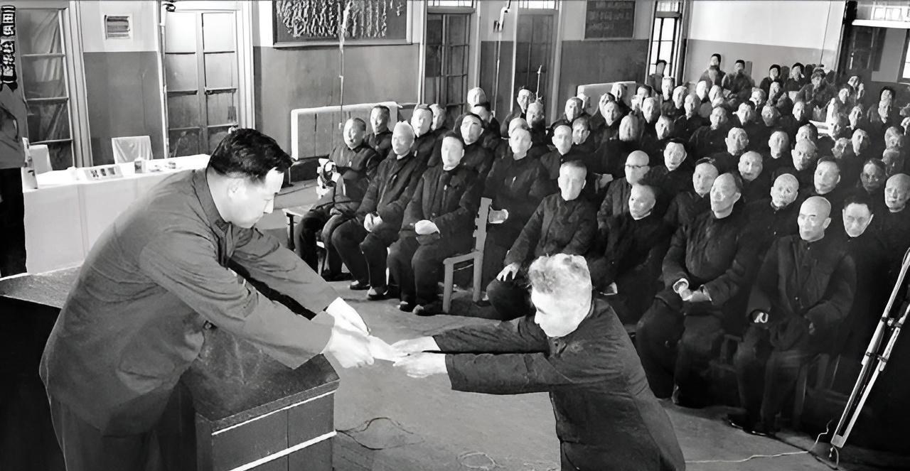 1974年年底，毛主席找到华国锋：“国锋啊，我看功德林的战犯可以特赦了！”华国锋