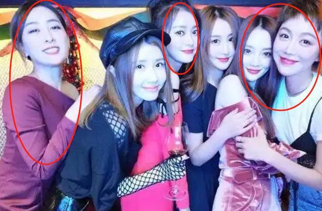 和贾乃亮离婚六年，李小璐的圈子都变了，好姐妹从明星团变成了网红圈。
以前，她身边