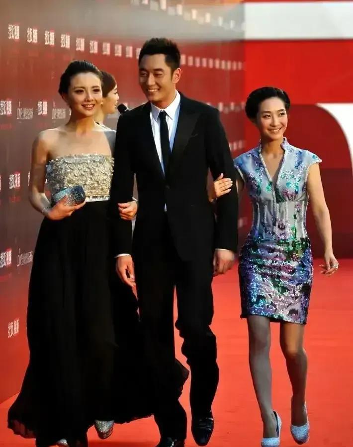 我滴妈哟，现实中的安小主，真人才这么小小一只，画面中的陶昕然身穿花色旗袍搭配黑色