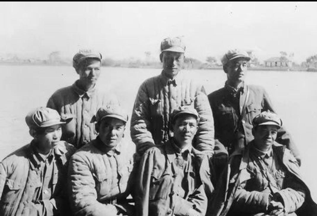 1949年11月，第四野战军发起广西战役，追歼白崇禧桂系集团残余部队。韦祖珍（前