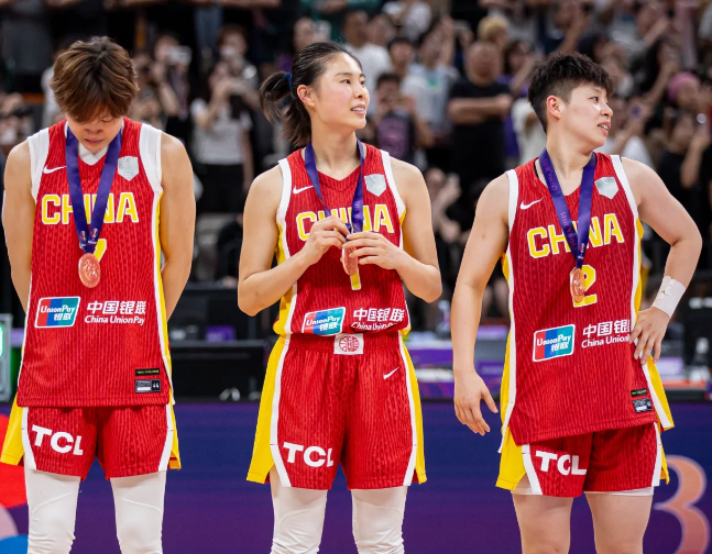 起风的深圳，难抑的泪水

作为新一届中国女篮的队长，杨力维是第一个出现在颁奖仪式