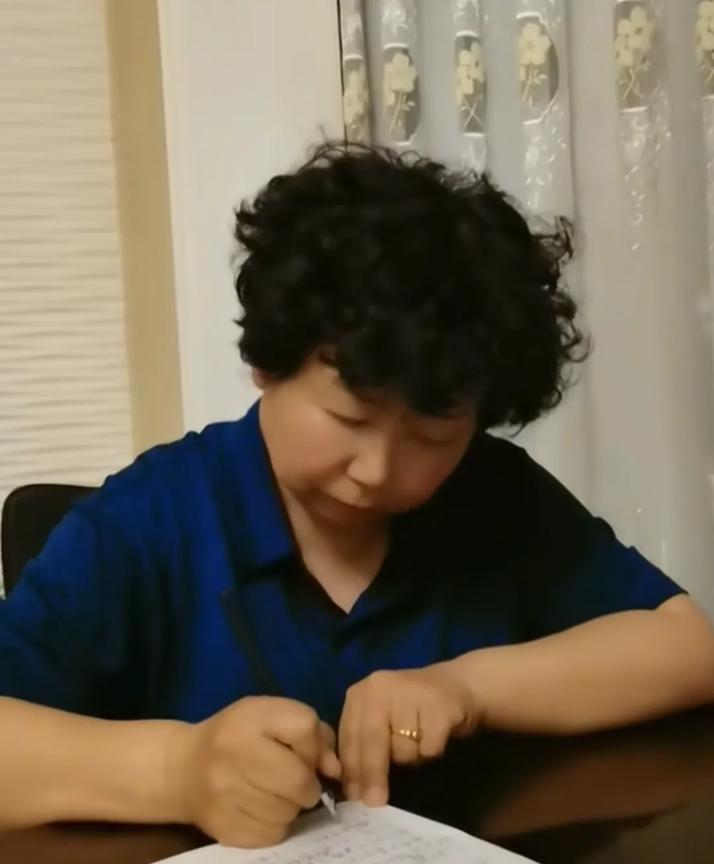今天三拒绝了，杜大娘也在家没有闲着，不停的发小作文！
又是晒录音，又是晒裁定书！
