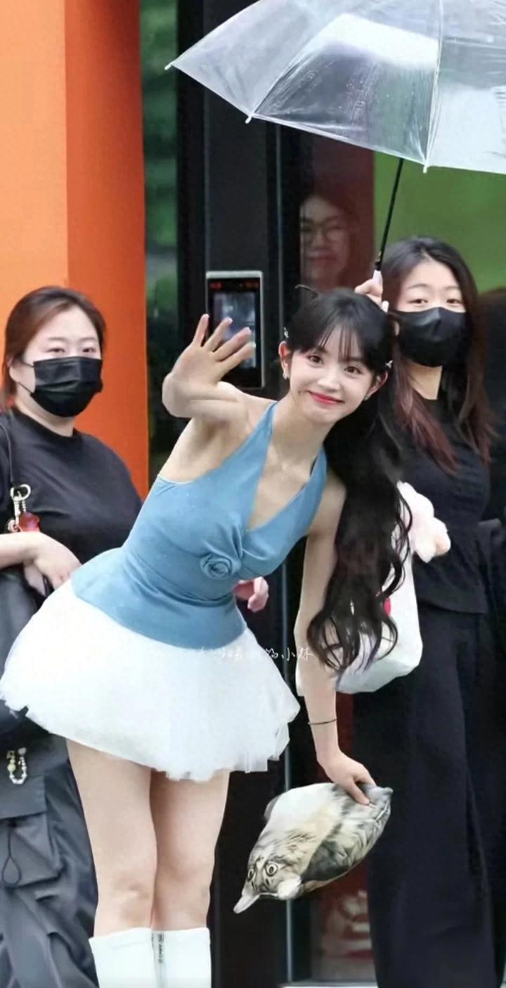还以为田曦薇是甜甜萌妹子 
没想到身材那么好 
妥妥天使面孔魔鬼身材