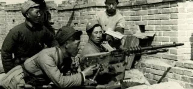 1939年，鲁雨亭率领900多名新四军，包围了大房庄据点里面的40多名日军。日军