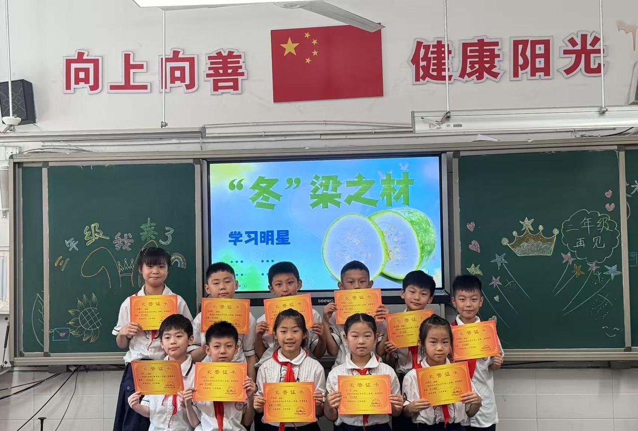 散学典礼过后，有一部分没拿到奖状的孩子哭了，哭得稀里哗啦的，家长见了都觉得心疼。