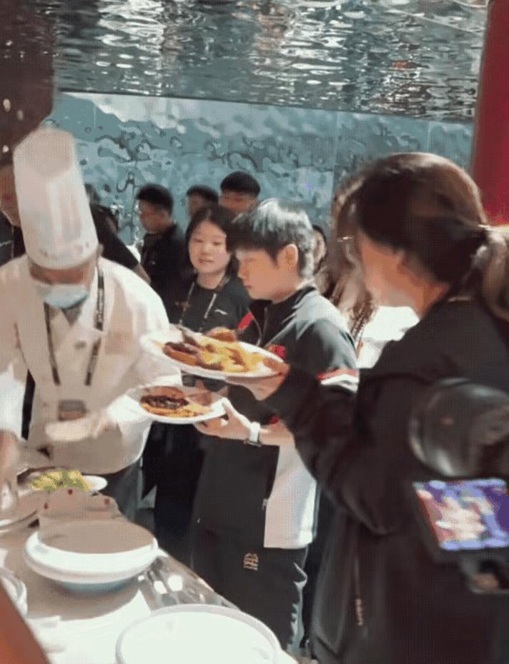 莎莎又闹笑话了！
北京大满贯晚宴，
莎莎卡住了烤鸭的黄金位置！
手上已经抢了一盘