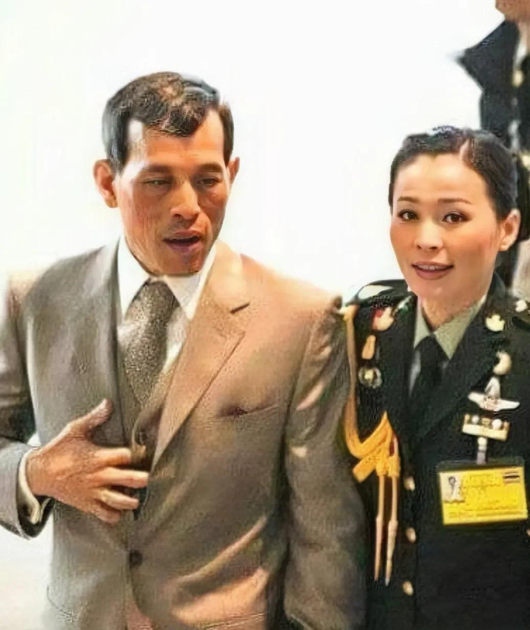 女保镖时期的苏提达王后，跟现在判若两人
如今的苏提达王后，大气端庄，仪态万方，已