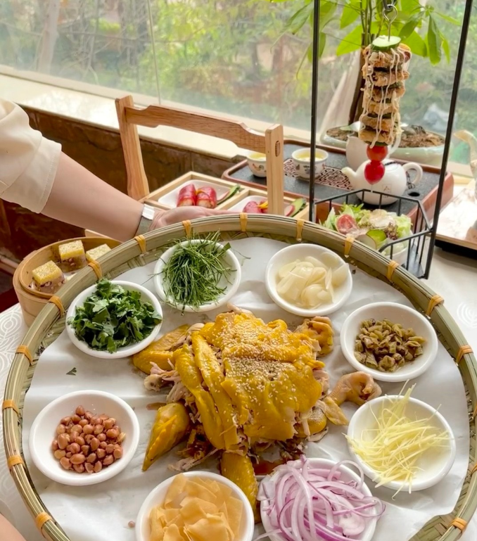 来个广东人聊聊，这美食是叫白切鸡？还带有配菜！
