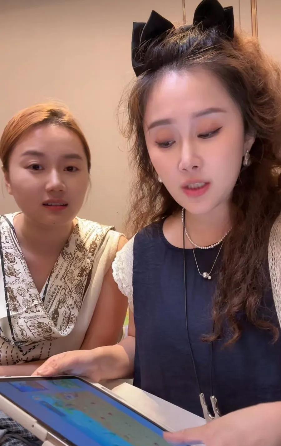 一鹤真够拼的，身体刚刚恢复，下午一直在自己的直播间和爱摸鱼其他姐妹直播！
晚上又