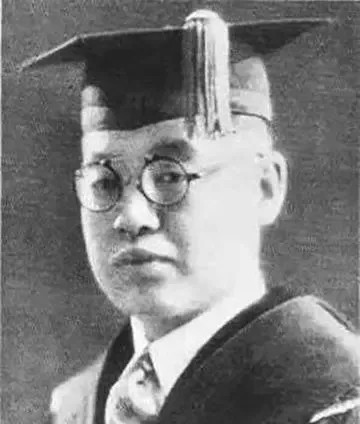1944年，日本人扒光我国科学家吴树德的衣服，用油布包裹住他的身体，汉翻译举着火
