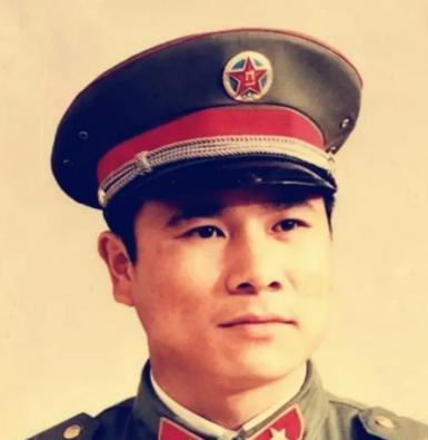 1979年中越战争，班长黄招强带着伤员们撤退，在中途清点人数时，他习惯性地喊了句